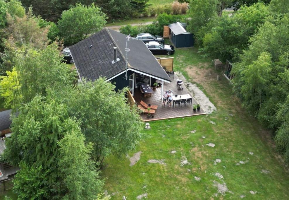 una vista aérea de una casa con mesa y sillas en Moderne sommerhus i naturskønne omgivelser, en Gedser
