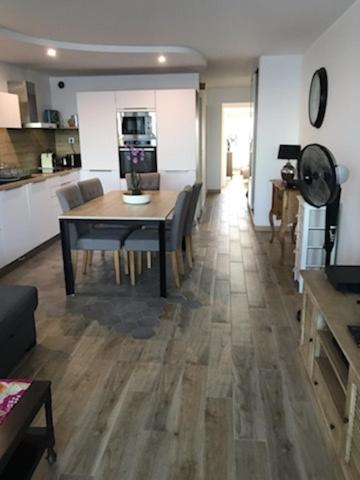 Kuchyňa alebo kuchynka v ubytovaní Appartement face à la mer - 6 à 8 personnes - Canet en Roussillon