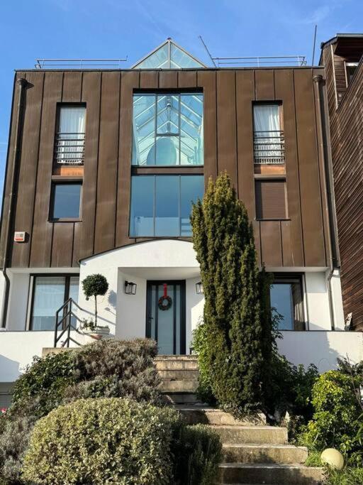 un bâtiment avec un escalier devant lui dans l'établissement Maison Exceptionnelle ! Vue tour Eiffel et Paris, à Suresnes