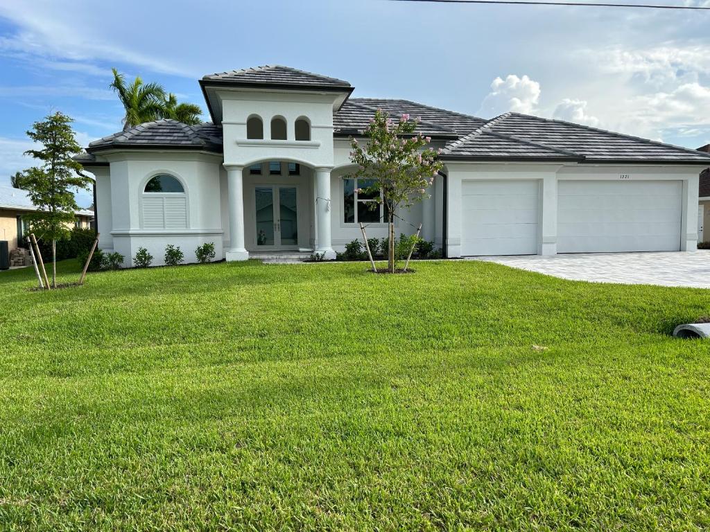 Luxurious Modern Waterfront HomeDesirable Pelican Area, Cape Coral