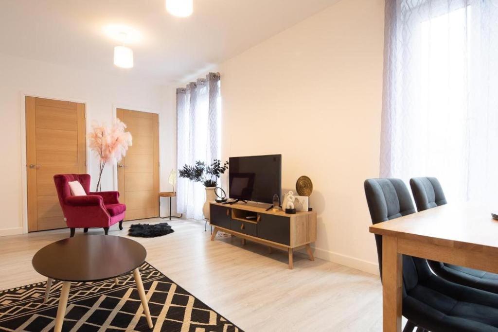 a living room with a tv and two chairs and a table at Central Cambridge, 2 Superking or 4 Single Beds, Parking & Garden, WORK CONTRACTOR LEISURE - QUARTZ in Chesterton