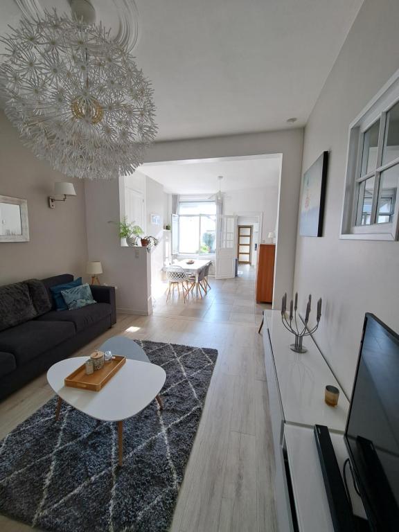 un salon avec un canapé et une table dans l'établissement Belle maison berckoise, à Berck-sur-Mer