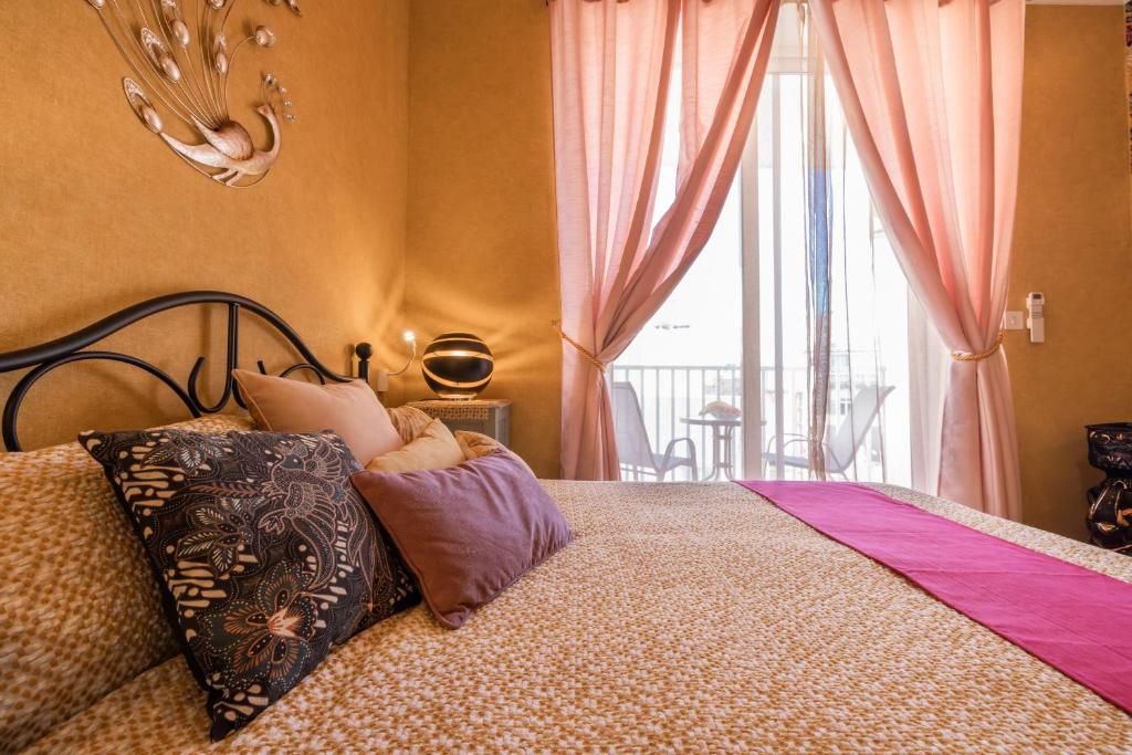 Postel nebo postele na pokoji v ubytování Encanto Townhouse Sliema