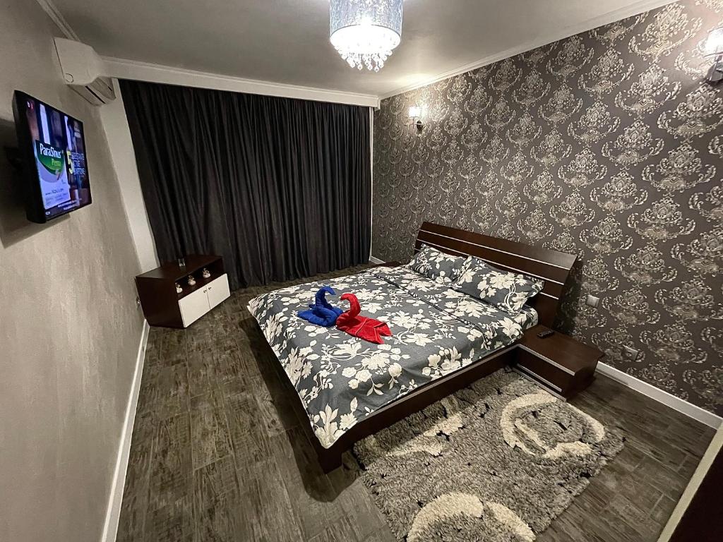 due orsacchiotti seduti su un letto in una camera da letto di Cozy studio tiglina a Galaţi