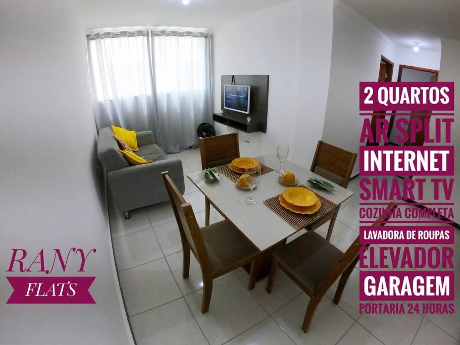ein Wohnzimmer mit einem Tisch und einem Esszimmer in der Unterkunft Apartamento 2 quartos na área central perto do GV Shopping in Governador Valadares