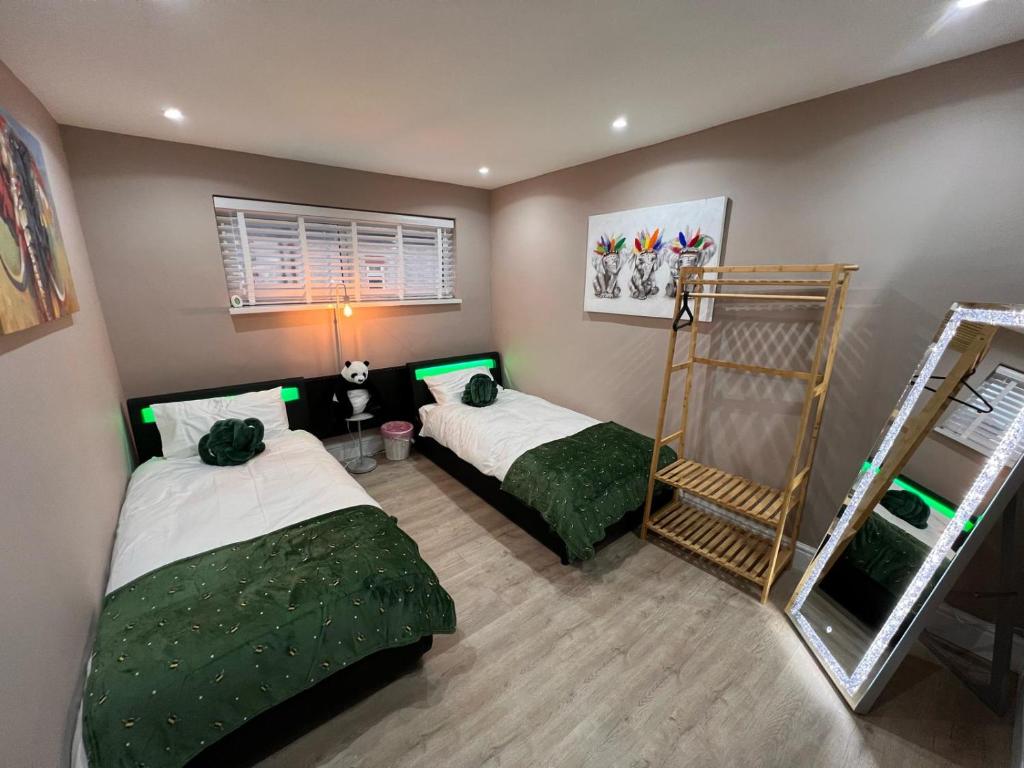 una camera con due letti e una scala interna di Premier inn comfort mattresses - sleeps 6 a Middleton