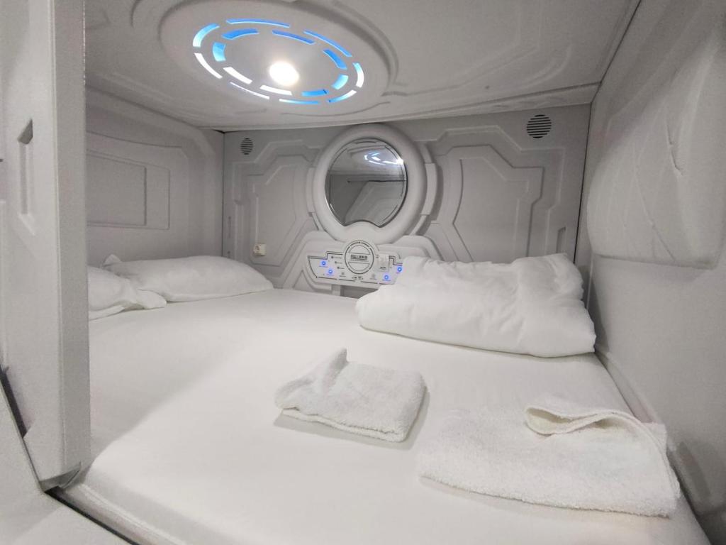 Llit o llits en una habitació de just hostel capsules