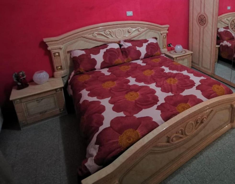 Un dormitorio con una cama grande con flores. en Casa San Paolo en Montesilvano