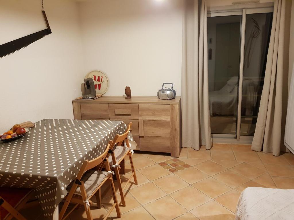 une salle à manger avec une table et une chambre dans l'établissement Pied des pistes La Foux d'Allos, à Allos