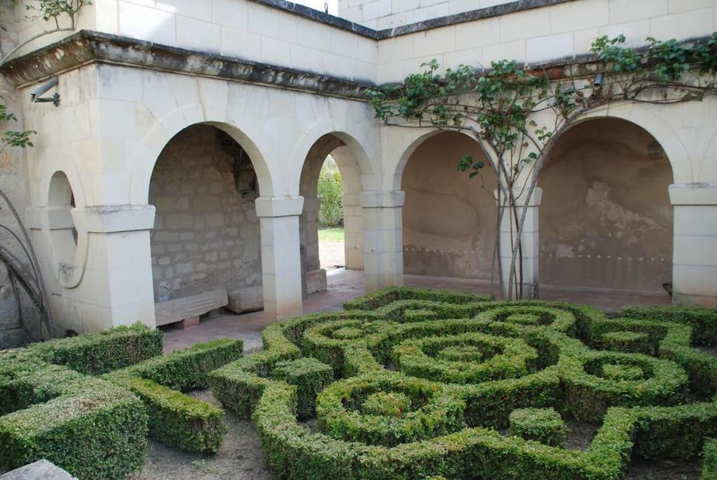 un jardin avec un labyrinthe au milieu d'un bâtiment dans l'établissement La maison de Typère, à Candes-Saint-Martin