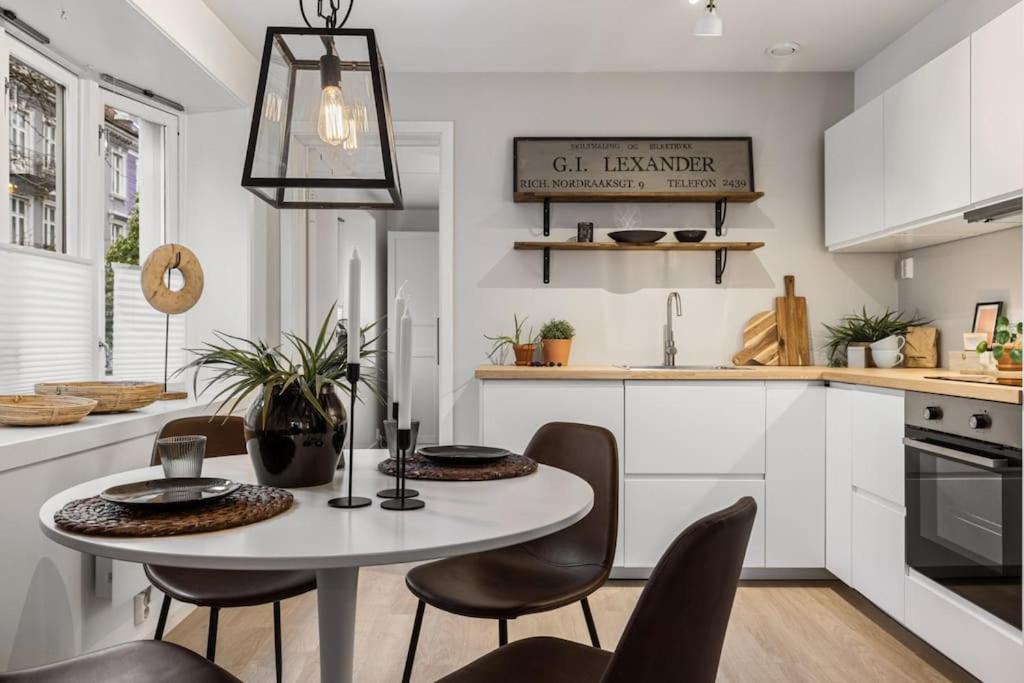 cocina con mesa blanca y sillas en Modern apartment in the heart of Bergen, en Bergen