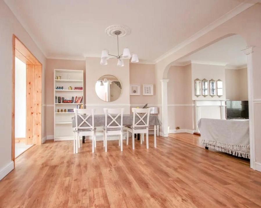 Et sittehjørne på Beautiful Bright Three Bedroom House in Brighton and Hove with free parking