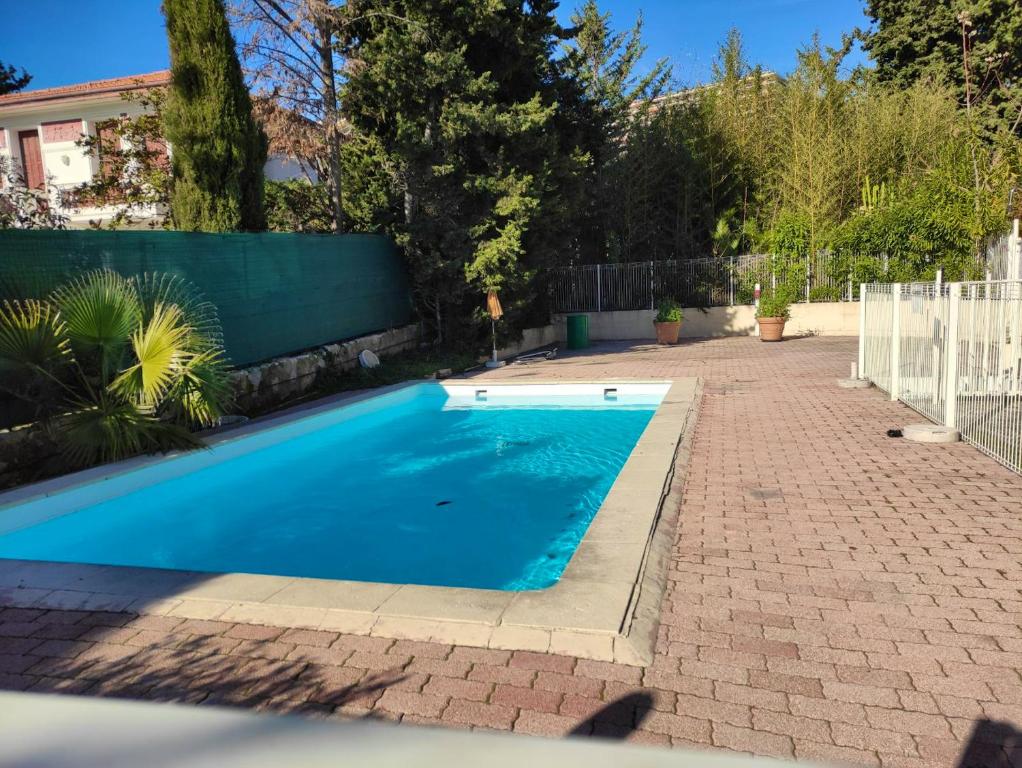 une petite piscine bleue dans une cour dans l'établissement Appartement confortable à Nice, 25 m² avec piscine partagée, à Nice