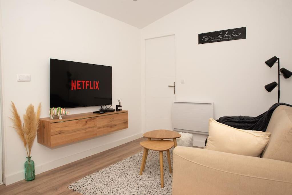 un salon avec une télévision et un canapé dans l'établissement Superbe T2 au coeur de Lalande+Parking privé, à Toulouse