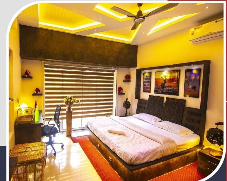 The Royal Moon - Housity