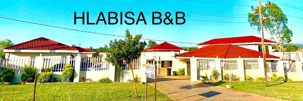 une grande maison blanche avec un toit rouge dans l'établissement HLABISA BnB, à Hlabisa
