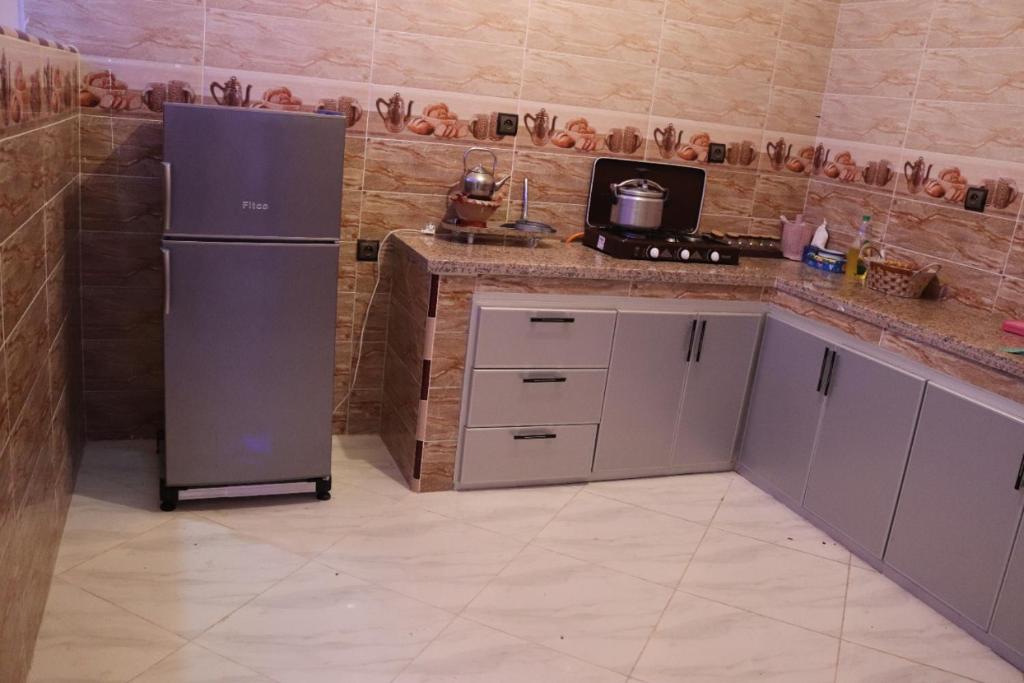 阿尤恩的住宿－Saffana Sahara Stay，厨房配有冰箱和台面