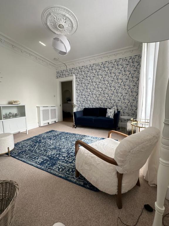 een woonkamer met een bank en een stoel bij Seaside Retreat No 8 in Ayr