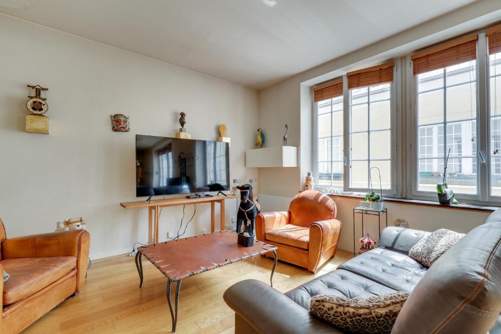 un salon avec un canapé et une table dans l'établissement Duplex calme et lumineux au cœur de Bastille, à Paris