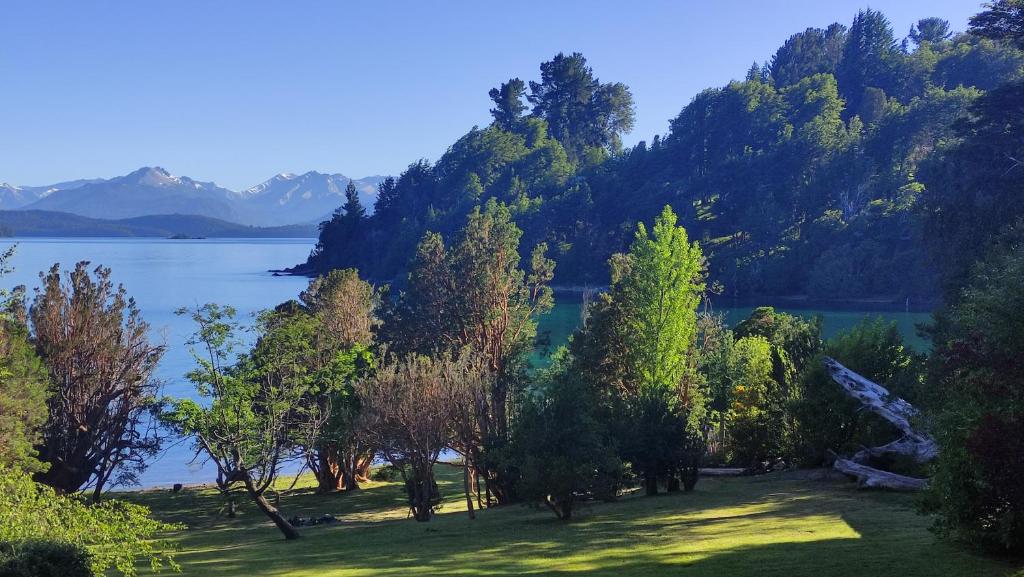 サン・カルロス・デ・バリローチェにあるArrayanesの木々や山々が茂る湖の景色
