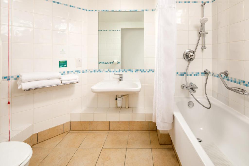 Holiday Inn Milton Keynes Central, an IHG Hotel - 