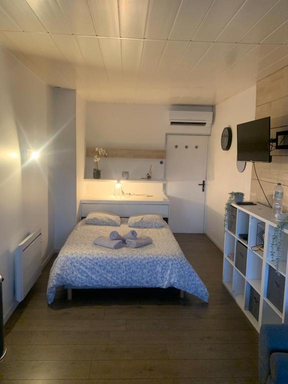 Ένα ή περισσότερα κρεβάτια σε δωμάτιο στο Studio Cocooning hauteur de Saint-Raphaël #2