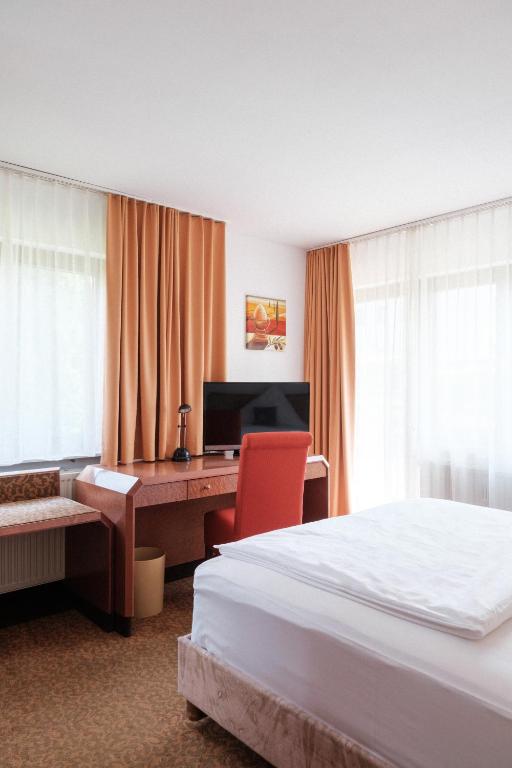 Postel nebo postele na pokoji v ubytování Hotel Flora Möhringen