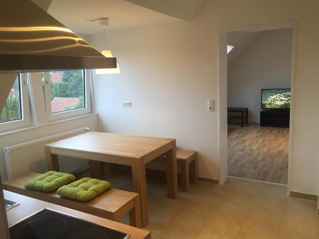 ein Esszimmer mit einem Tisch und ein Wohnzimmer in der Unterkunft Bs Living Apartment in Braunschweig