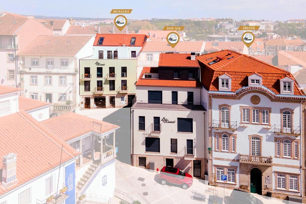 uma representação de uma cidade com edifícios e um carro em Apartamentos Premium Familiares - Loft Guesthouse BeMyGuest Viseu em Viseu