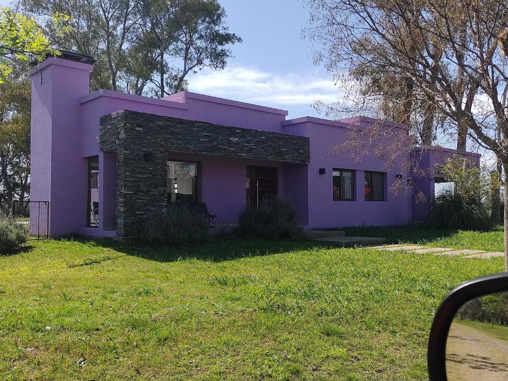 una casa púrpura sentada en la parte superior de un patio en La Asunción 114 en Luján