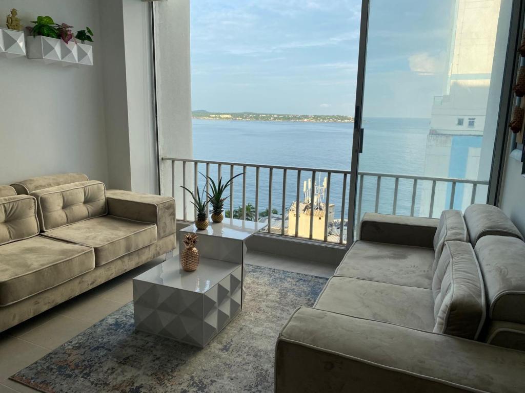 een woonkamer met uitzicht op de oceaan bij Apartamento con hermosa vista al mar, Cristoforo en el Laguito Cartagena a pocos pasos de la playa in Cartagena