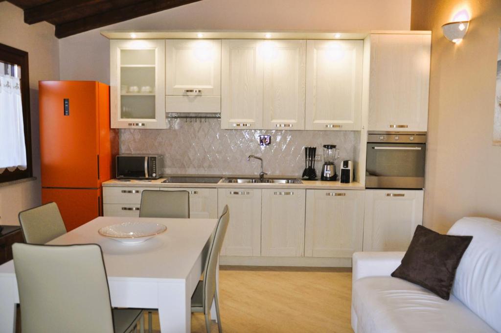 Kuchyň nebo kuchyňský kout v ubytování Villa Nadia con piscina privata Budoni