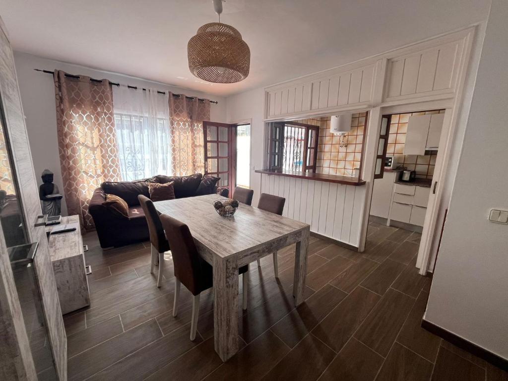 een woonkamer met een tafel en een bank bij Casa Lucia in Puerto del Carmen
