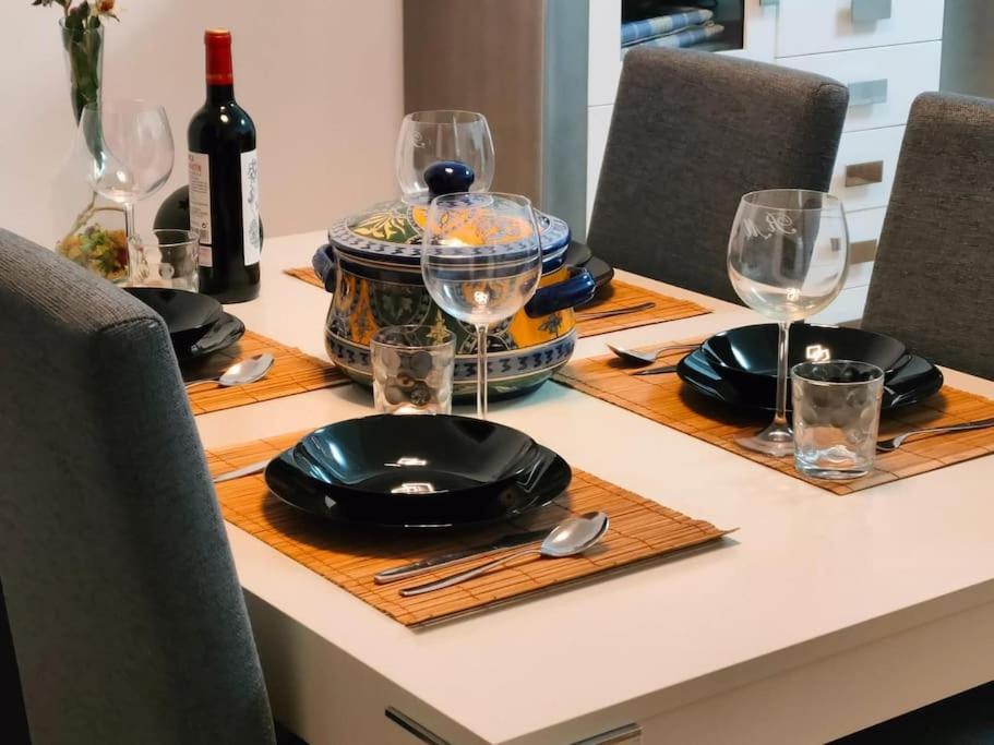 a table with black plates and wine glasses on it at Studio 14 + garaje incluido. Nuevo, elegante, acogedor. in Haro
