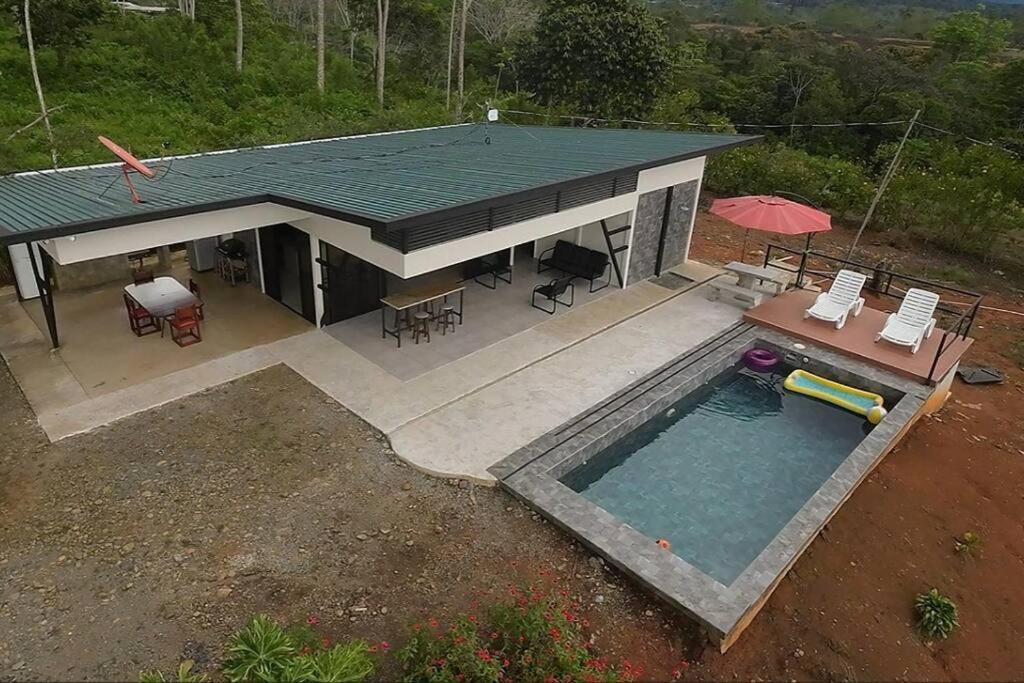 una vista aérea de una casa con piscina en Cabaña La Chavela 