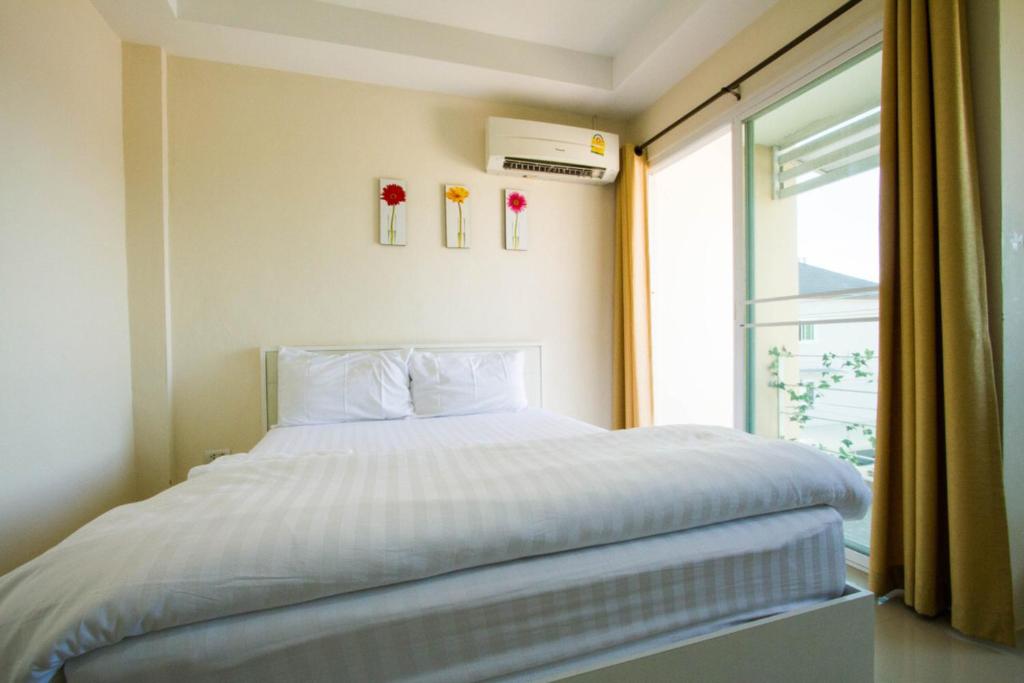 Postel nebo postele na pokoji v ubytování Lotus Suite Hua Hin
