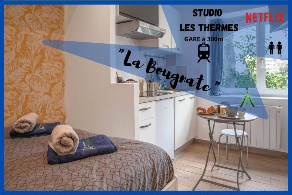 Zimmer mit einem Bett und einem Tisch in der Küche in der Unterkunft La Bougnate Proche des Thermes Royat&#47;Chamalières in Chamalières