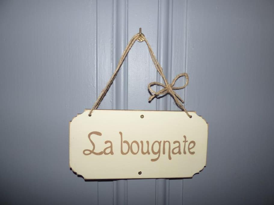 ein Schild, auf dem steht, dass eine Boulevardete an einer Tür hängt in der Unterkunft La Bougnate Proche des Thermes Royat&#47;Chamalières in Chamalières