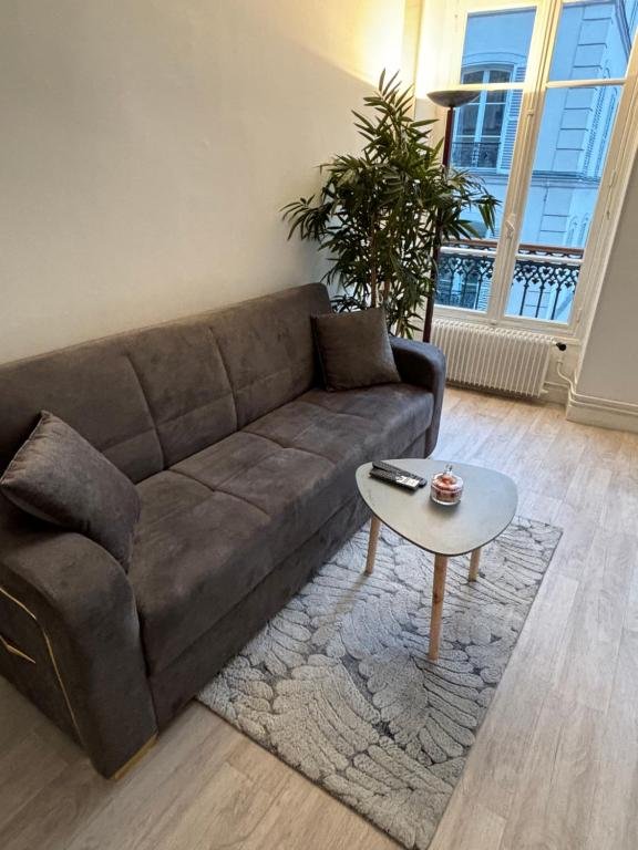 Een zitgedeelte bij Appartement situé dans le 9ème arrondissement, à deux pas du Sacré-Coeur