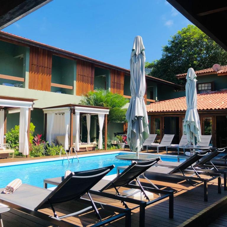 A piscina localizada em Hiu Hotel ou nos arredores