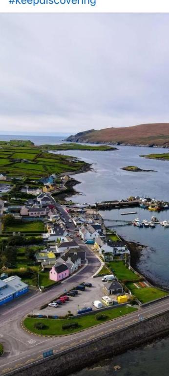 una vista aerea di un porto con barche in acqua di Atlantic Sunset a Portmagee