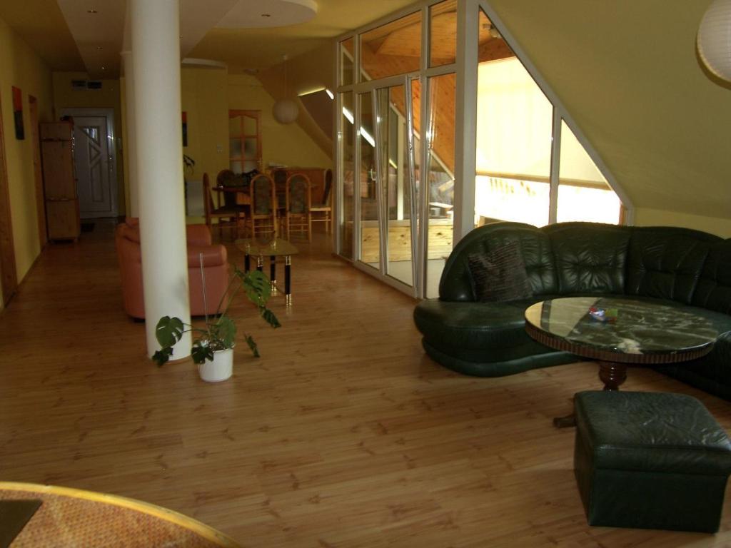 un soggiorno con divano e tavolo di Hunyadi Apartment a Kalocsa