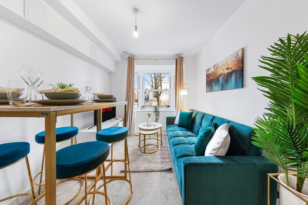 sala de estar con sofá azul y mesa en Cosy & beautiful home sleeping up to 5 with SmartTV, Free Wifi and Garden, en Hemel Hempstead