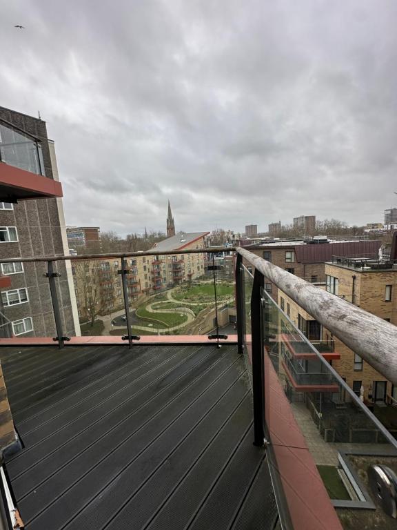 ロンドンにあるBright two bedrooms apartmentの市街の景色を望むバルコニー