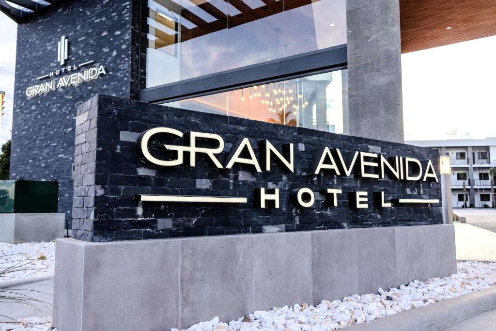 Hotel Gran Avenida, Navojoa في نافوجوا: علامة لفندق agan avila أمام مبنى