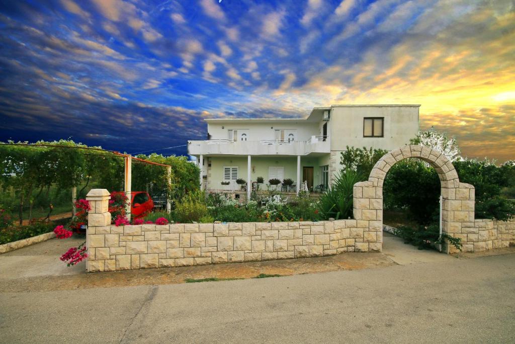 Gallery image of Apartments Orest in Sućuraj