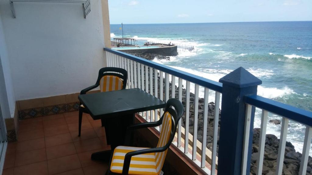 バハマルにあるLa Playaの海を望むバルコニー(テーブル、椅子付)