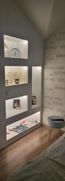 Un dormitorio con una pared con un reloj. en Sleep and travel, en Sarajevo