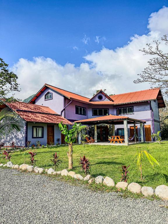 una casa grande con un patio de hierba delante de ella en Casa Morada, en Antón