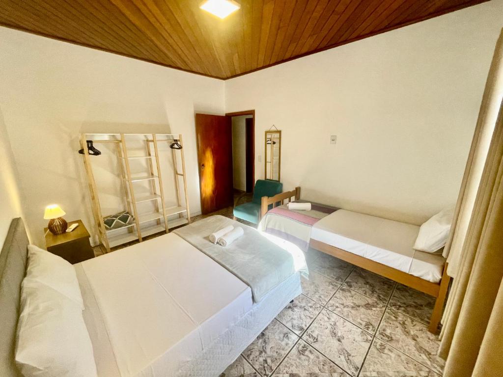 um quarto com duas camas num quarto em Casa Jabuticaba a 5 min dos Thermas e Hot Beach em Olímpia